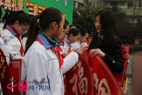 开学第一课 清华学姐给学弟学妹发励志“红包”