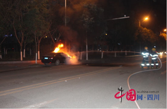 遂寧：東平路一轎車與砂石車相撞後起火 