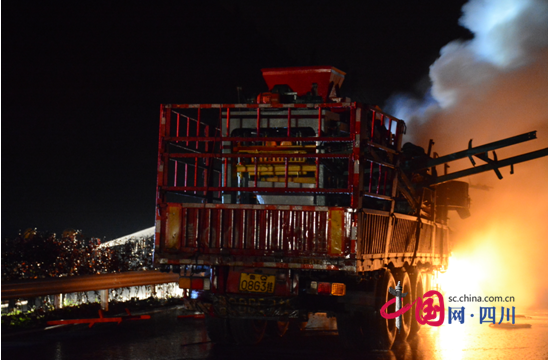 遂西高速蓬溪段兩車追尾 一輛爆炸起火