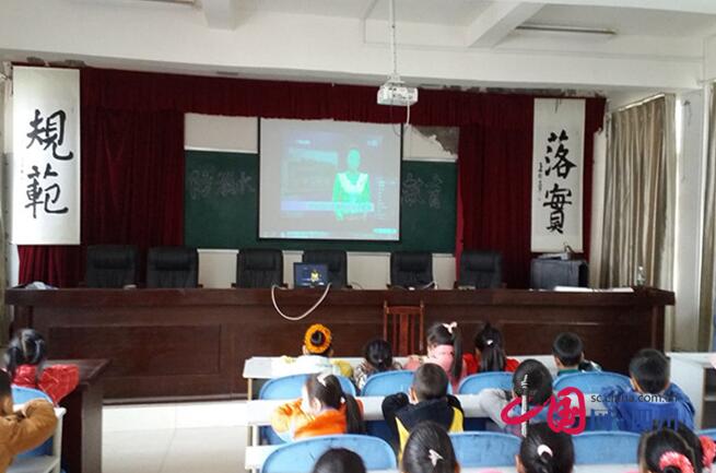 安居区白马小学组织学生观看教育安全宣传警示片