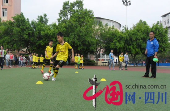 遂宁市教育局副局长冯俊一行考察校园足球推进工作