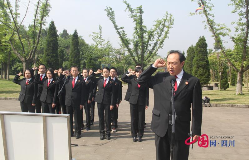 遂寧22名新任法官在曠繼勳烈士紀念館宣誓