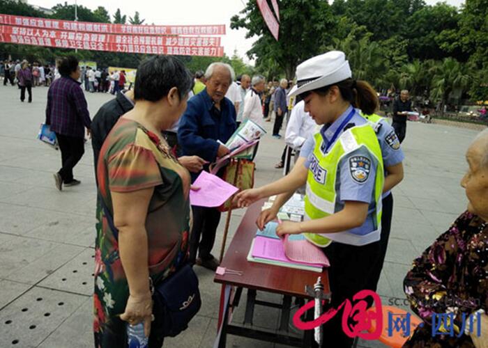 射洪交警大队借助“5.12防灾减灾日”大力开展道路交通安全宣传工作