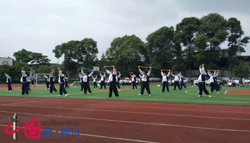 崇州白头中学花式跳绳推动校园阳光体育发展 