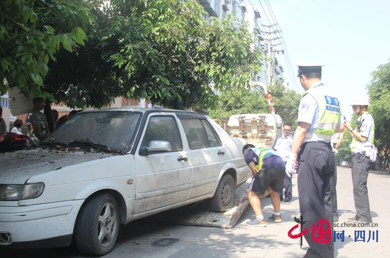 遂寧交警開展城區交通亂象整治 已拖移18輛“僵屍”車