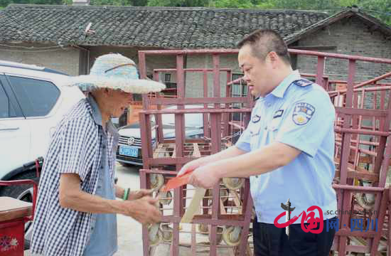 蓬溪公安局党委书记郭晖“七一”前走访慰问老党员和困难党员 