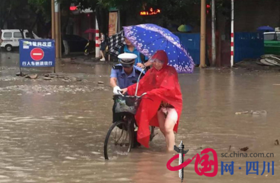 射洪交警暴雨中堅守交通管理第一線