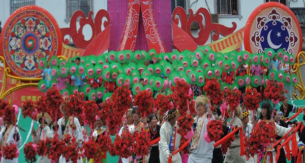 松潘古城上演川西高原上艺术奇葩——回族花灯舞 观众