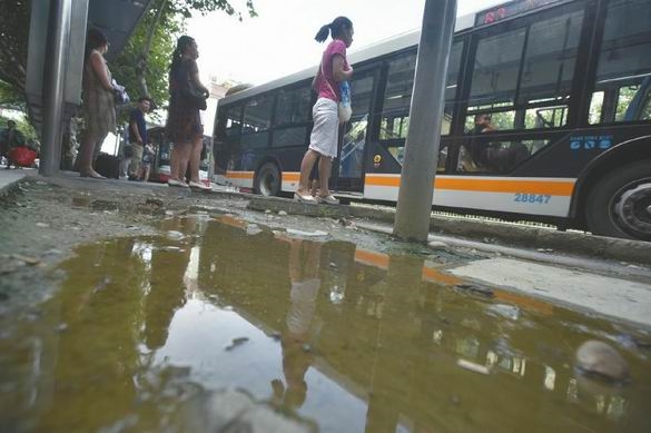 成都人民北路 泥巴站台 雨天好坑人 五部门都称