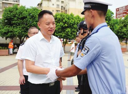 南充市委书记,市长宋朝华看望慰问第七届c21论坛安保人员