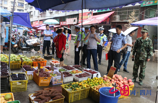 船山消防大队联合交警等部门整治红光街“以街为市”