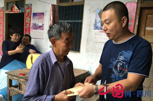 西充县司法局局长王兴松送爱心助学帮扶款
