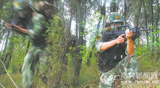 武装极限训练途中 南充战士抓住杀人嫌犯