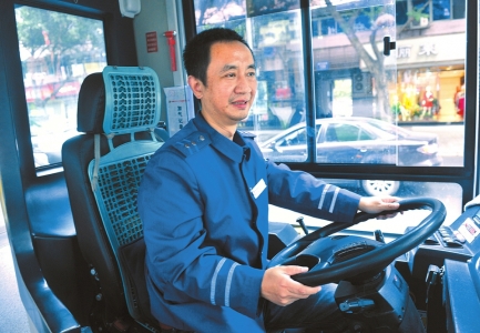 公交车司机罗忠:"帮老人一把是很平常的事."
