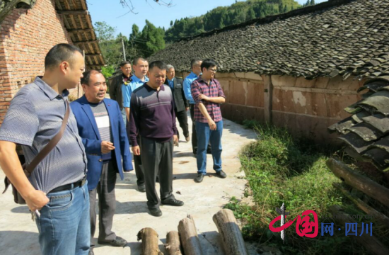 大英县食品药监局局长唐建军一行深入扶贫村调研