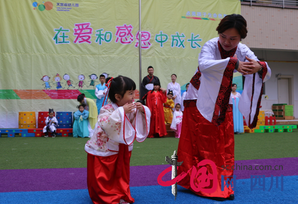 天宫庙幼儿园开展“中华传统之美”亲子汉服秀活动