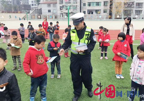 绷紧学生交通安全弦 南充交警走进南部县“五小”