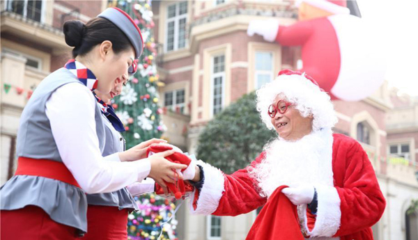 四川一高校教师扮圣诞老人 为学生送礼物