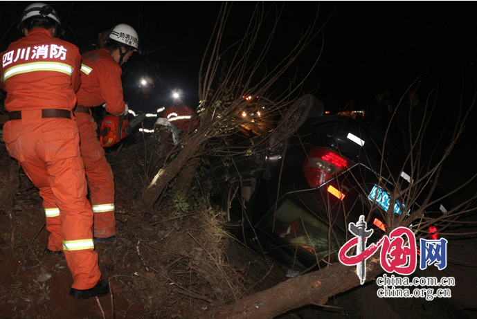遂宁：轿车侧翻2人被困 20名消防官兵合力将车辆“翻面”救援