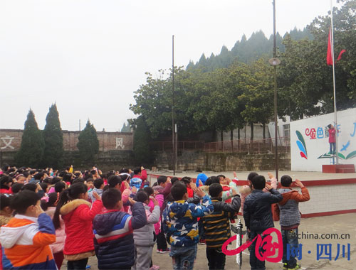 西充县义兴镇中心小学开拓奋进创一流校园 - 教