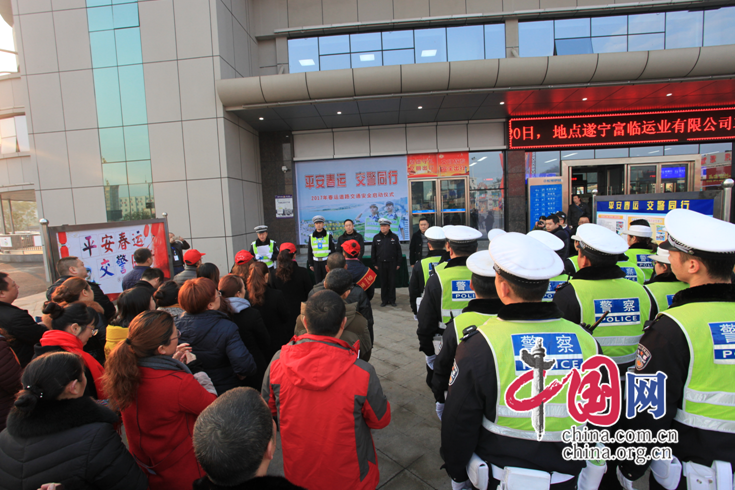 遂宁交警支队全方位宣传2017年春运工作，受教育群众达20万