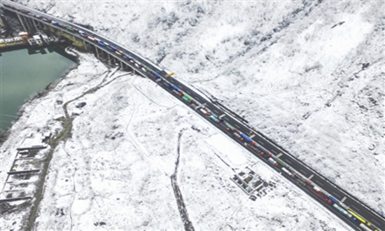 春雪飞袭雅西高速 拖乌山路段中断已超过30小时