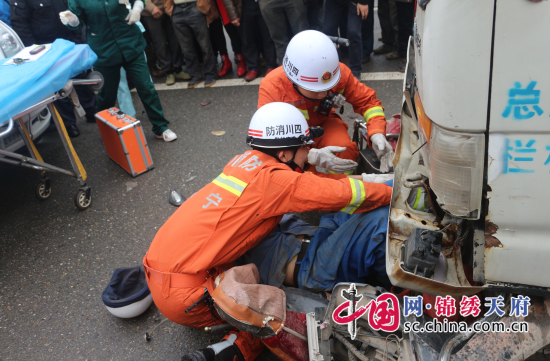 遂寧芳洲路一電瓶車與大貨車相撞 駕駛員被困