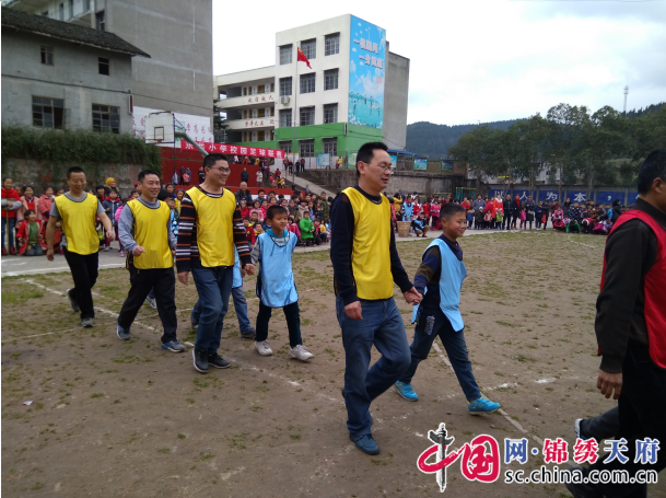 射洪东岳小学举行2017春校园足球联赛启动仪式