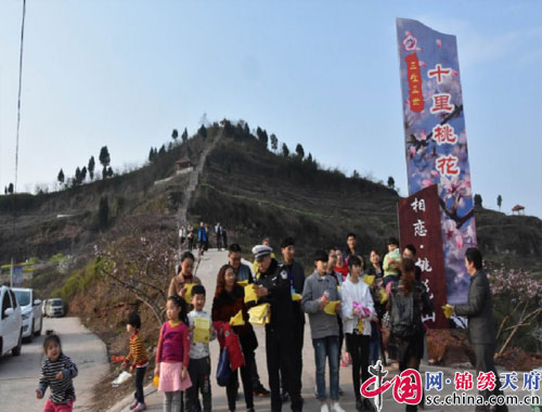 借桃花節契機 南充交警大力增強群眾道路交通安全意識