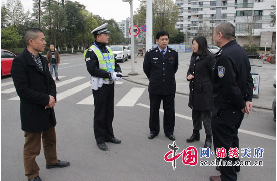 遂寧市交警支隊支隊長張登奎督導直屬一大隊清明節道路交通安全管理工作