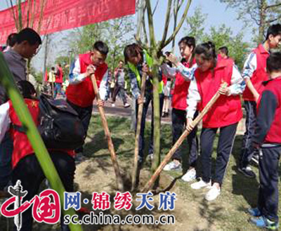 成都市机械高级技工学校志愿者参加四川省青少