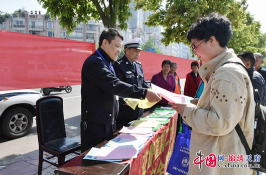 南充交警開展愛國衛生月宣傳活動