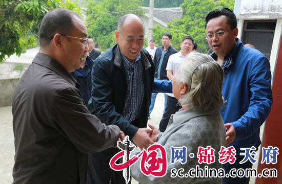 遂宁市委常委、副市长张列兵指导复兴镇脱贫攻坚工作