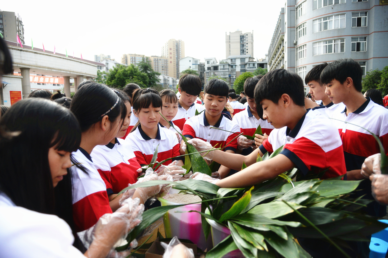 洪雅：师生千人包粽子 开开心心过端午