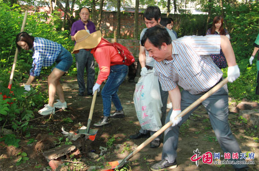 南充市第二人民医院机关党支部开展党员义工日活动