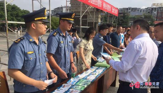 西充县路政大队开展“安全生产月”宣传咨询日活动