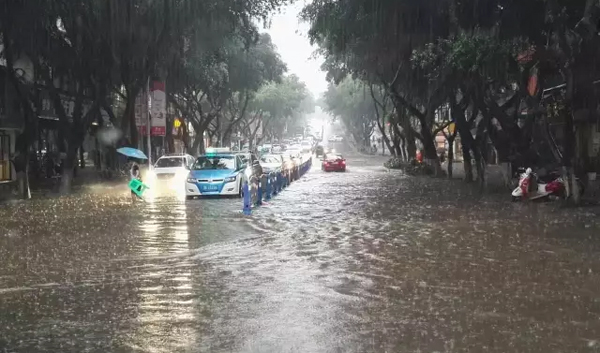 泸州6.22暴雨“倾城” 司机：我开的是船，不是车