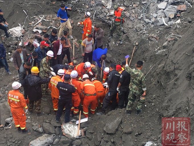 王铭晖在茂县灾害现场指挥部进一步部署现场抢险救援工作