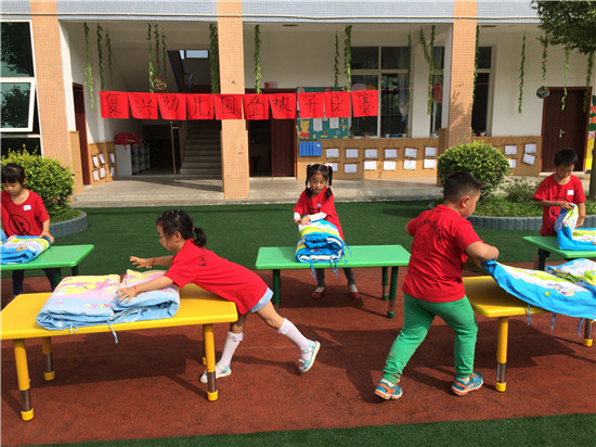 东坡区复兴乡中心小学附属幼儿园举行叠被子比