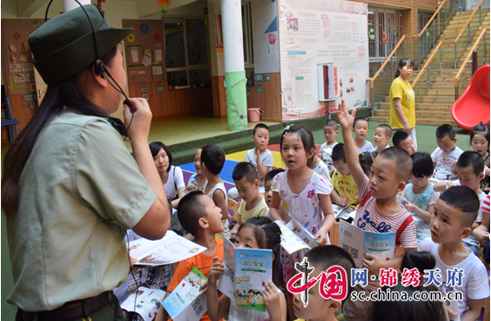 蓬溪县消防大队走进赤城幼儿园 萌娃齐唱消防歌