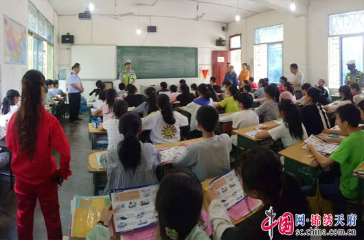 南充交警多措并举 让中小学生在暑假中远离事故伤害