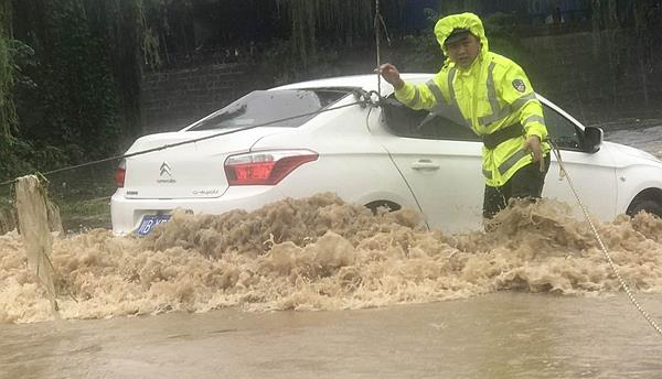 绵阳：洪水漫上路面 过夜小车险被冲河里
