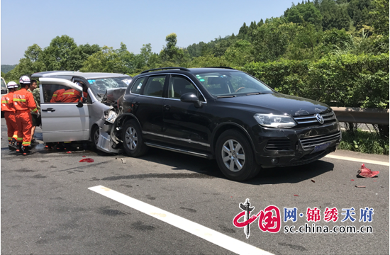 滬蓉高速成南段三車追尾 7人受傷1人被困