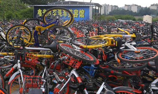 成都近1500辆被弃共享单车 因无人管理成城市垃圾