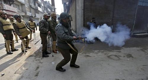 印度警方测试外国“臭弹”：不够臭，轻松地忍了 