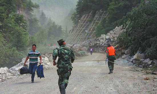 九寨沟地震 最美逆行照刷爆朋友圈