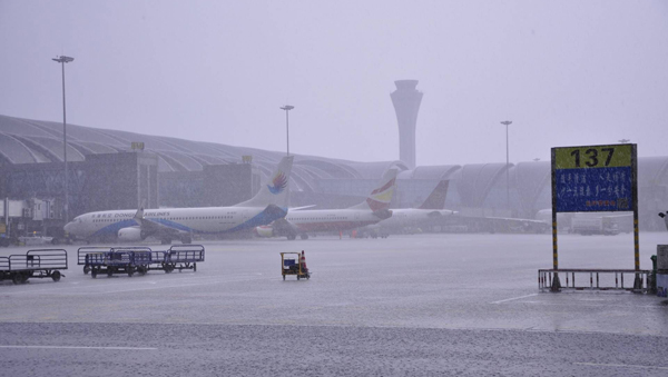强降雨突袭成都机场 造成部分航班不能正常起降