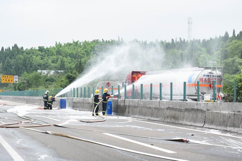 成渝高速交通事故致油罐车泄漏 消防紧急排险(图)