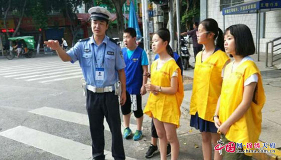 南充城市靓丽风景线 斑马线上学生身穿劝导马甲展新姿