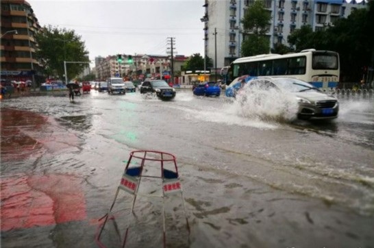 德阳雷暴路面多积水 市民冒雨上班乐观调侃“还缺条船”